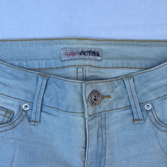 New GUESS Women’s Distressed Denim Shorts SZ 27 - Picture 2 of 6